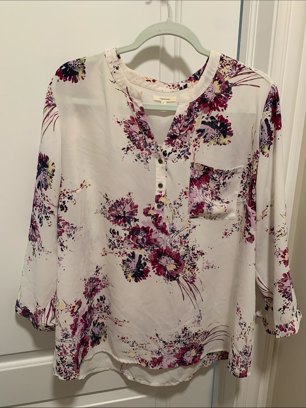 Maurices Stylish White Blouse w/Pink & Purple Floral Print.Pre-Owned. Size:XXL.